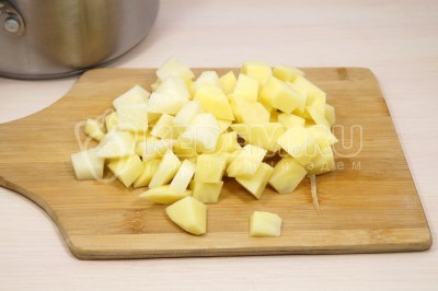 3 картофелины нарезать кубками.