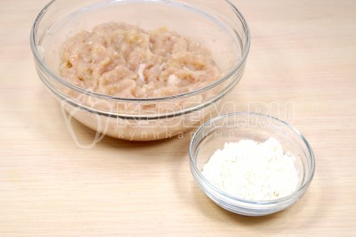 Добавить в фарш для фрикаделек из курицы 2 столовых ложки муки.