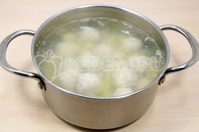 Добавить фрикадельки в кастрюлю к картофелю.