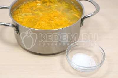 Добавить заправку из обжаренных овощей в кастрюлю и посолить по вкусу.