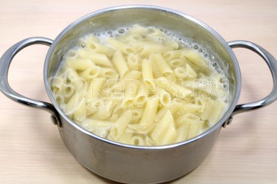 Варить макароны, помешивая, 7-9 минут.