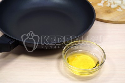 На сковороде разогреть 2 столовые ложки подсолнечного масла.