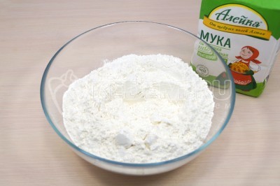 В миску отмерить 400 грамм муки ТМ «Алейка», от щедрых полей Алтая.