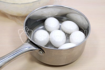 6 куриных яиц отварить и остудить.