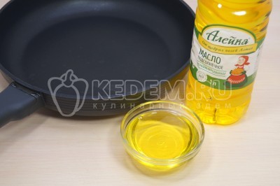 На сковороде разогреть 100 миллилитров натурального подсолнечного масла.