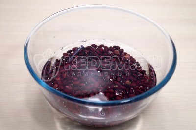 Красную фасоль промыть и замочить на ночь в воде.