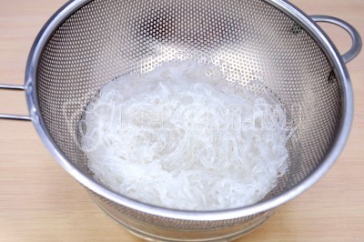 Откинуть лапшу фунчозу на дуршлаг и дать воде полностью стечь.