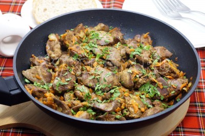 Куриная печень с луком и морковью на сковороде