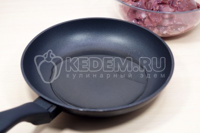 На сковороде разогреть 3 столовых ложки подсолнечного масла.