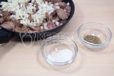 Добавить нашинкованный лук, 1/2 чайной ложки соли и черный молотый перец по вкусу. Готовить еще 4-5 минут, помешивая, на среднем огне.
