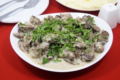 Куриная печень в сливках с луком
