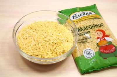 Чтобы приготовить лапшевник с сыром и яйцом, нужно в миску отмерить 400 грамм короткой лапши.