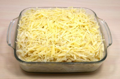 Залить яично-молочной смесью и посыпать тертым сыром.