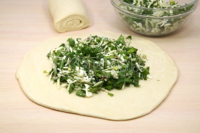 Выложить начинку для с зеленью и сыром.