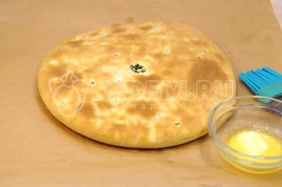 Горячий пирог смазать растопленным сливочным маслом.