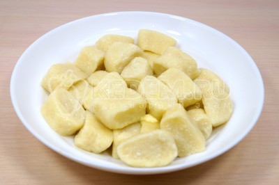 Вареники выловить шумовкой на блюдо. Заправить сливочным маслом.