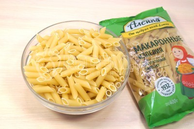 Чтобы приготовить вкусные макароны с курицей в томатном соусе, нужно отмерить 400 грамм макарон.