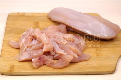 300 грамм куриного филе нарезать небольшими кусочками.