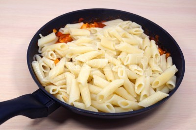 Добавить макароны в сковороду и перемешать. Посолить по вкусу. Готовить 2 минуты все вместе.