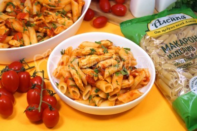 Макароны с курицей в томатном соусе