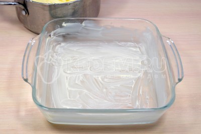 Форму для запекания смазать небольшим кусочком сливочного масла.