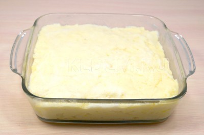 Выложить манную массу в форму и разровнять.