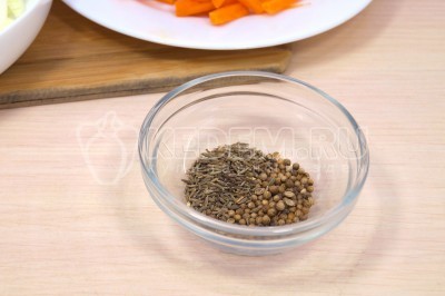В миске смешать 1/4 чайной ложки зиры и 1/4 чайной ложки кориандра и растолочь.