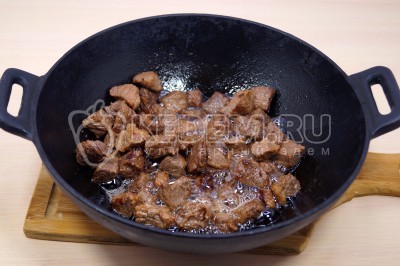 Добавить кусочки мяса и обжарить, помешивая, 10-15 минут, до румяной корочки.