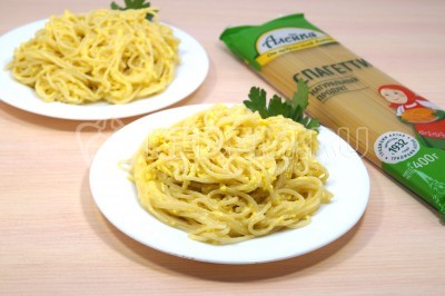 Разложить макароны с сыром и яйцом по тарелкам.