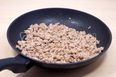 Выложить в сковороду 300 грамм мясного фарша. Обжарить помешивая лопаткой.
