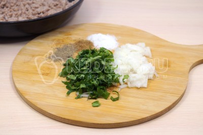 Добавить в сковороду к мясному фаршу мелко нашинкованную луковицу, мелко нарубленный пучок петрушки, черный молотый перец по вкусу и 1/2 чайной ложки соли.