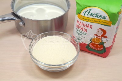 Добавить 120 грамм манной крупы.