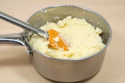 И, помешивая, сварить очень густую манную кашу.