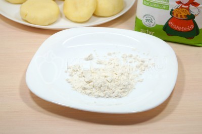 На плоское блюдо высыпать 2 столовые ложки муки.