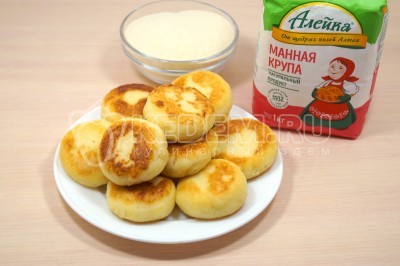Выложить манные биточки на блюдо.