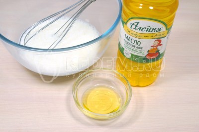 Добавить 2 столовые ложки натурального подсолнечного масла.