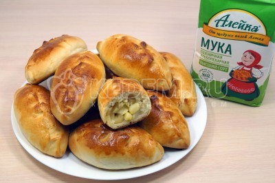 Переложить пирожки на блюдо.