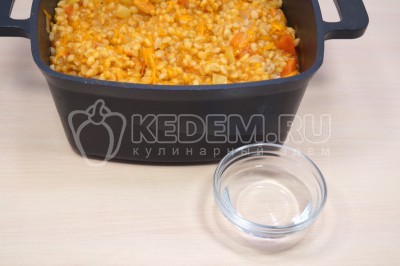 Влить 3 столовые ложки 9% уксуса.