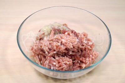 Перекрутить на мясорубке свинину и лук.
