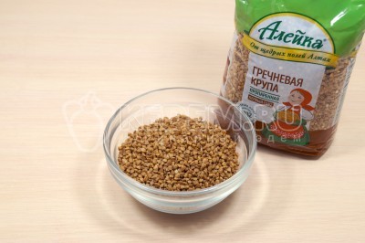 Отмерить 100 грамм гречневой крупы.