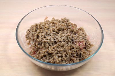 Добавить отварную остывшую гречку в мясной фарш.