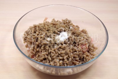 Добавить 1/2 чайной ложки соли и черный молотый перец по вкусу.