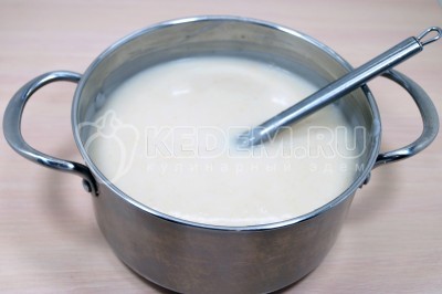 Поставить вариться кисель, постоянно помешивая, довести до кипения.