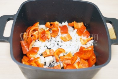 Мясо из сотейника выложить в миску, а овощи выложить в сотейник и обжарить 2-3 минуты.