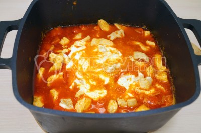 Вылить сметану в сотейник к курице.