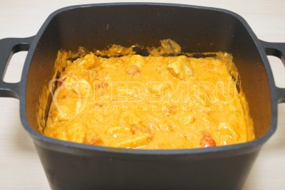 Томить паприкаш из курицы на медленном огне 10-12 минут. Посолить по вкусу.