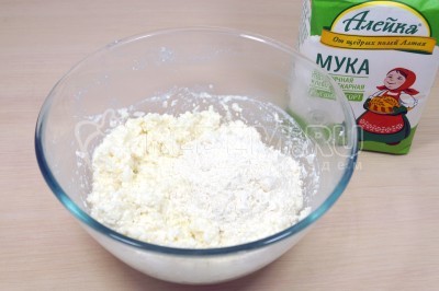 Добавить 2 столовые ложки муки.