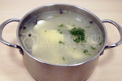 Добавить порционные кусочки рыбы и очищенное рыбное мясо с головы и хвоста. Добавить мелко нашинкованный укроп и варить 2-3 минуты.