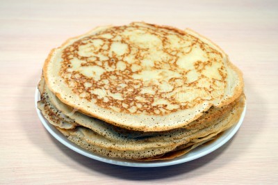 Готовые блины складывать стопкой.