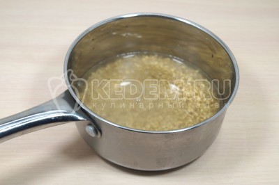 Влить в сотейник 300 миллилитров воды и варить 15 минут после закипания на среднем огне.